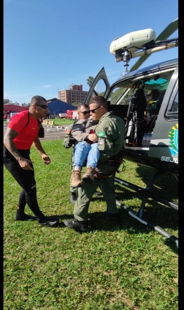 Crianças, idosos e até cão caramelo são resgatados em helicóptero de MS