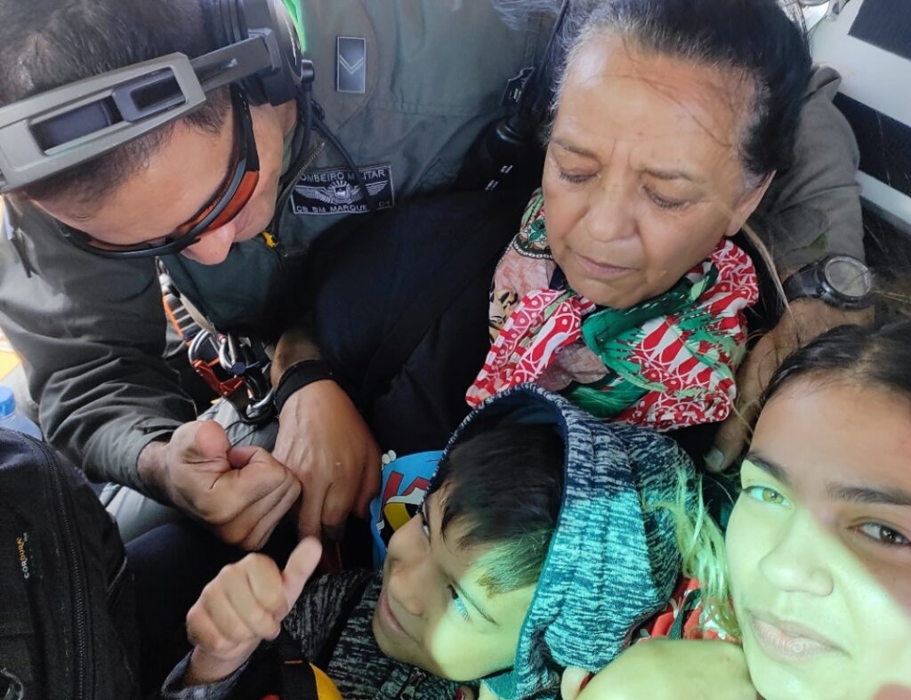 Crianças, idosos e até cão caramelo são resgatados em helicóptero de MS