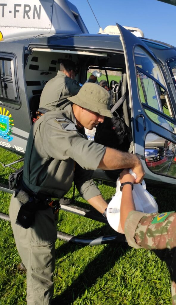 Crianças, idosos e até cão caramelo são resgatados em helicóptero de MS