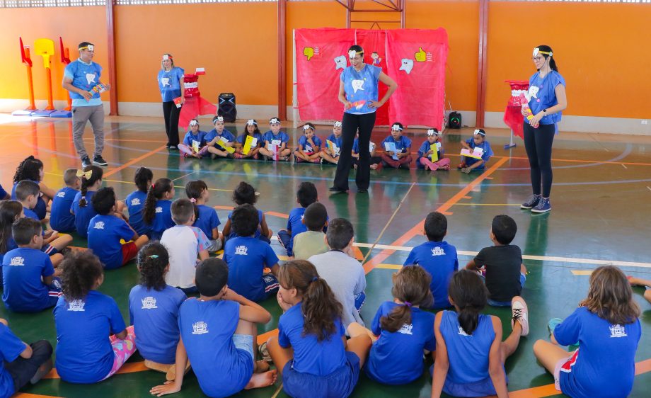 Dentistas da SMS levam arte ao atendimento odontológico nas Escolas Municipais de Três Lagoas Dentistas da SMS levam arte ao atendimento odontológico nas Escolas Municipais de Três Lagoas