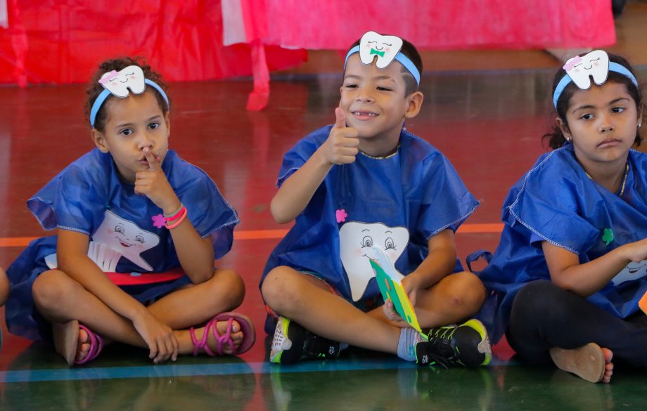 Dentistas da SMS levam arte ao atendimento odontológico nas Escolas Municipais de Três Lagoas Dentistas da SMS levam arte ao atendimento odontológico nas Escolas Municipais de Três Lagoas