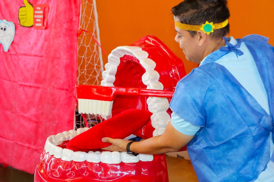 Dentistas da SMS levam arte ao atendimento odontológico nas Escolas Municipais de Três Lagoas Dentistas da SMS levam arte ao atendimento odontológico nas Escolas Municipais de Três Lagoas