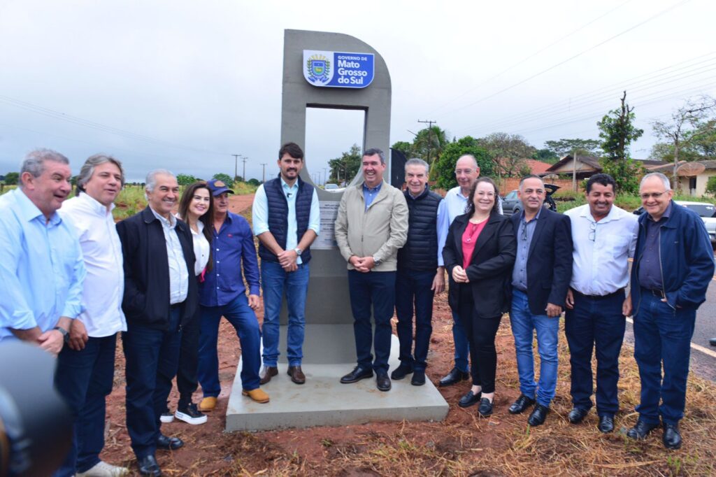 Reinaldo e Riedel entregam rodovias no sul de MS Reinaldo e Riedel entregam rodovias no sul de MS
