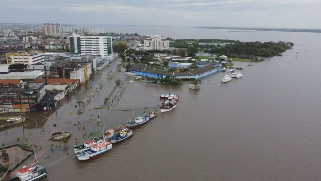 Rio Grande do Sul soma 100 mortos e 4 grandes rios estão acima da cota de inundação