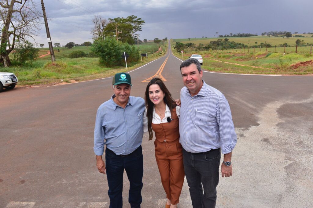 Reinaldo e Riedel entregam rodovias no sul de MS Reinaldo e Riedel entregam rodovias no sul de MS