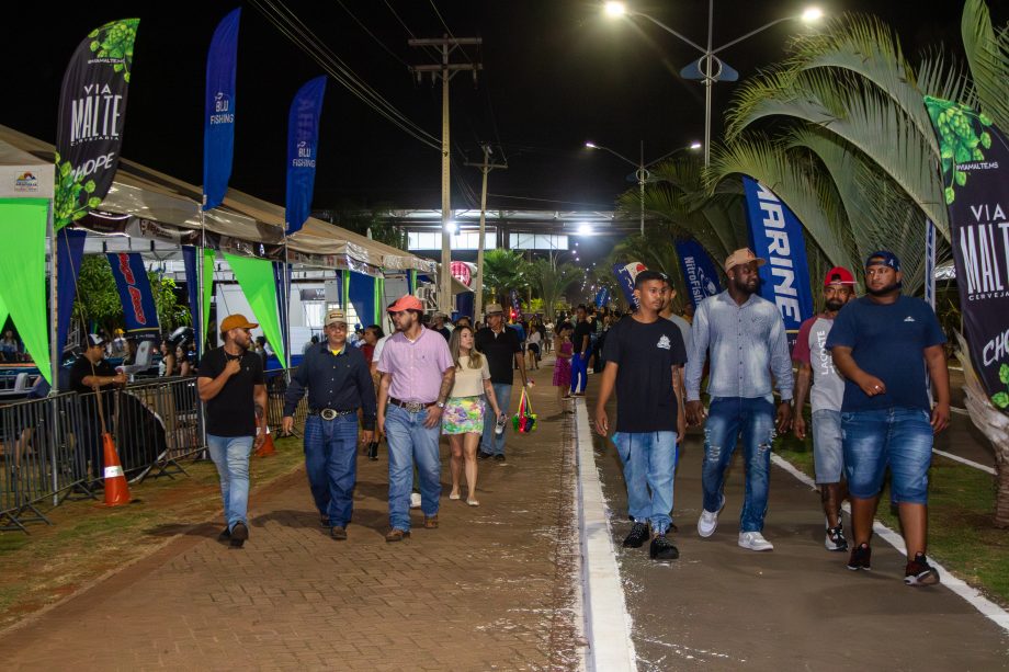 Show da dupla Jads e Jadson marca a primeira noite do Torneio de Pesca Esportiva da APETL