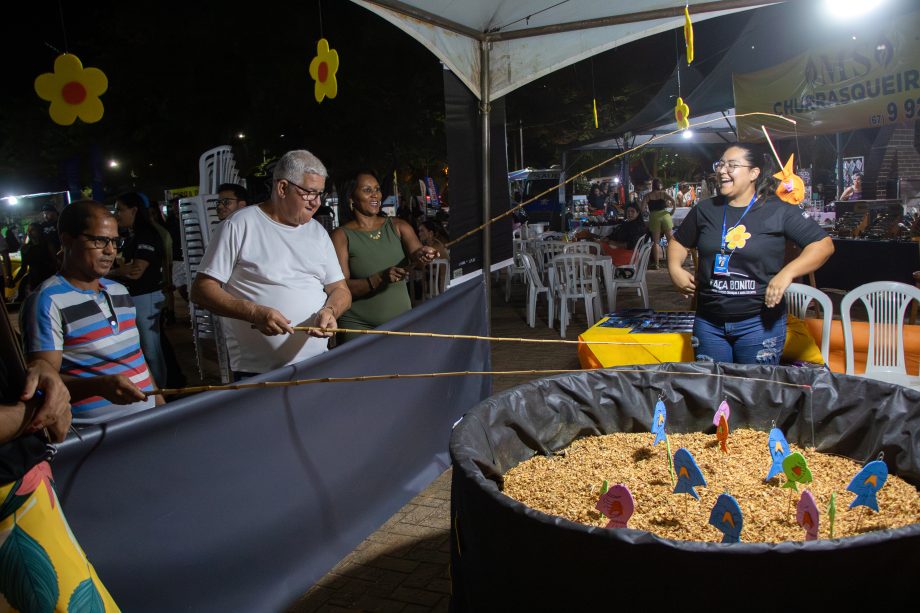 Show da dupla Jads e Jadson marca a primeira noite do Torneio de Pesca Esportiva da APETL