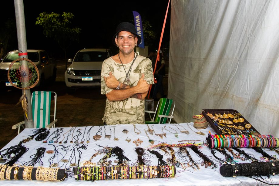 Show da dupla Jads e Jadson marca a primeira noite do Torneio de Pesca Esportiva da APETL