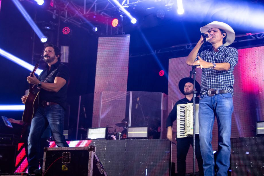 Show da dupla Jads e Jadson marca a primeira noite do Torneio de Pesca Esportiva da APETL