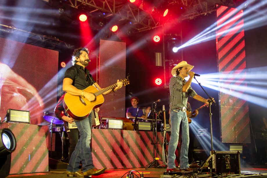 Show da dupla Jads e Jadson marca a primeira noite do Torneio de Pesca Esportiva da APETL