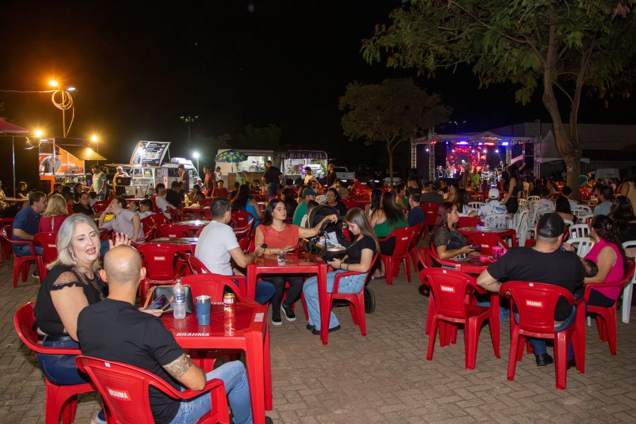 Show da dupla Jads e Jadson marca a primeira noite do Torneio de Pesca Esportiva da APETL