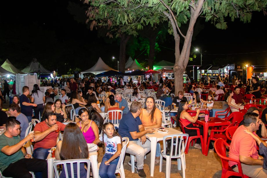 Show da dupla Jads e Jadson marca a primeira noite do Torneio de Pesca Esportiva da APETL