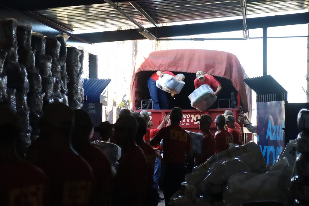 Mato Grosso do Sul inicia o envio de 15 mil cobertores doados para o Rio Grande do Sul
