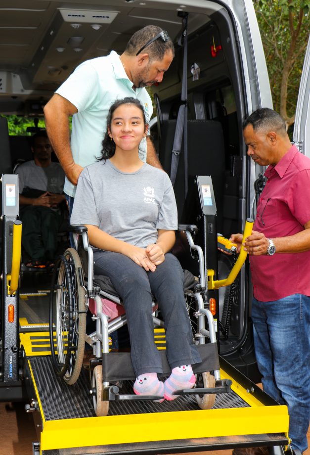 Prefeitura entrega academia e nova van adaptada para APAE