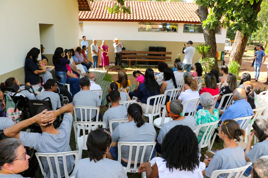 Prefeitura entrega academia e nova van adaptada para APAE