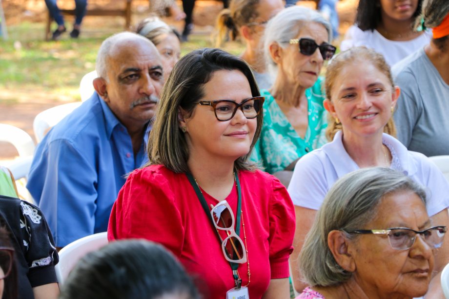 Prefeitura entrega academia e nova van adaptada para APAE