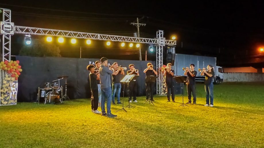 Famílias da Banda Cristo Redentor receberam uma noite mágica com apresentações culturais