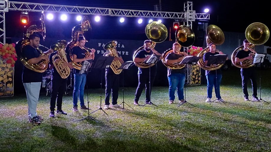 Famílias da Banda Cristo Redentor receberam uma noite mágica com apresentações culturais