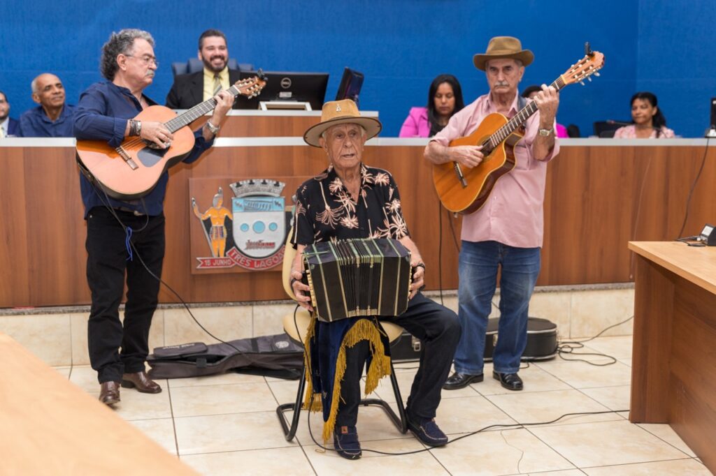 Câmara homenageia músicos com diploma de Mérito Cultural, títulos e moções Câmara homenageia músicos com diploma de Mérito Cultural, títulos e moções