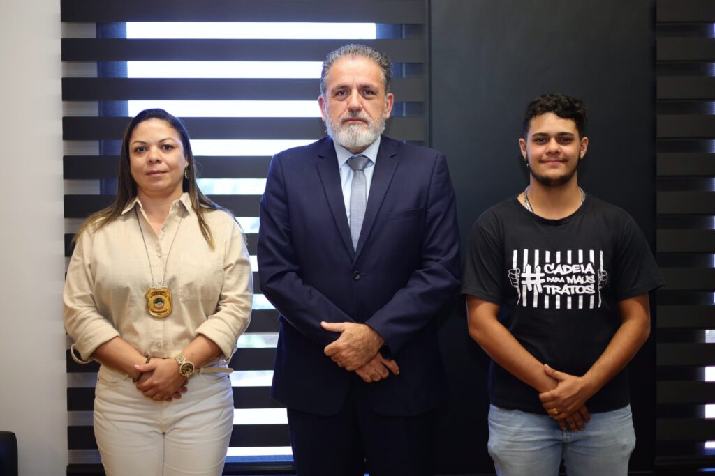 Reunião na Delegacia-Geral da Polícia Civil propõe inclusão de aba para denúncias de crimes contra animais no site da Delegacia Virtual