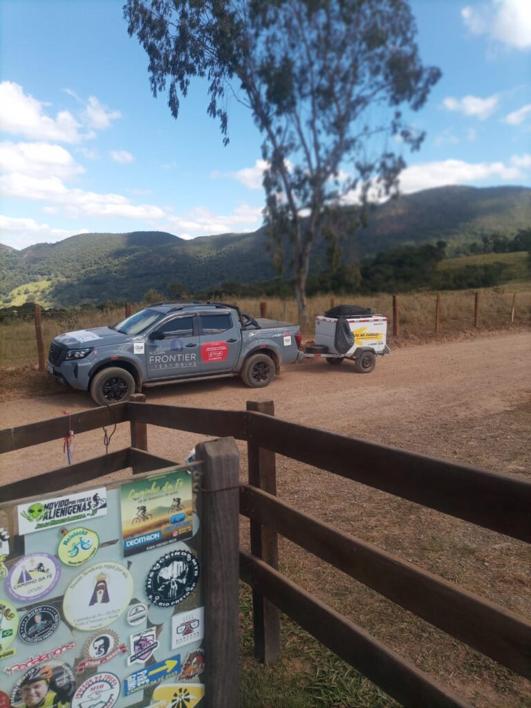 Peregrino do MS que carrega santa de 25 kg nas costas completa 50 dias de caminhada e já está no ‘Caminho da Fé’