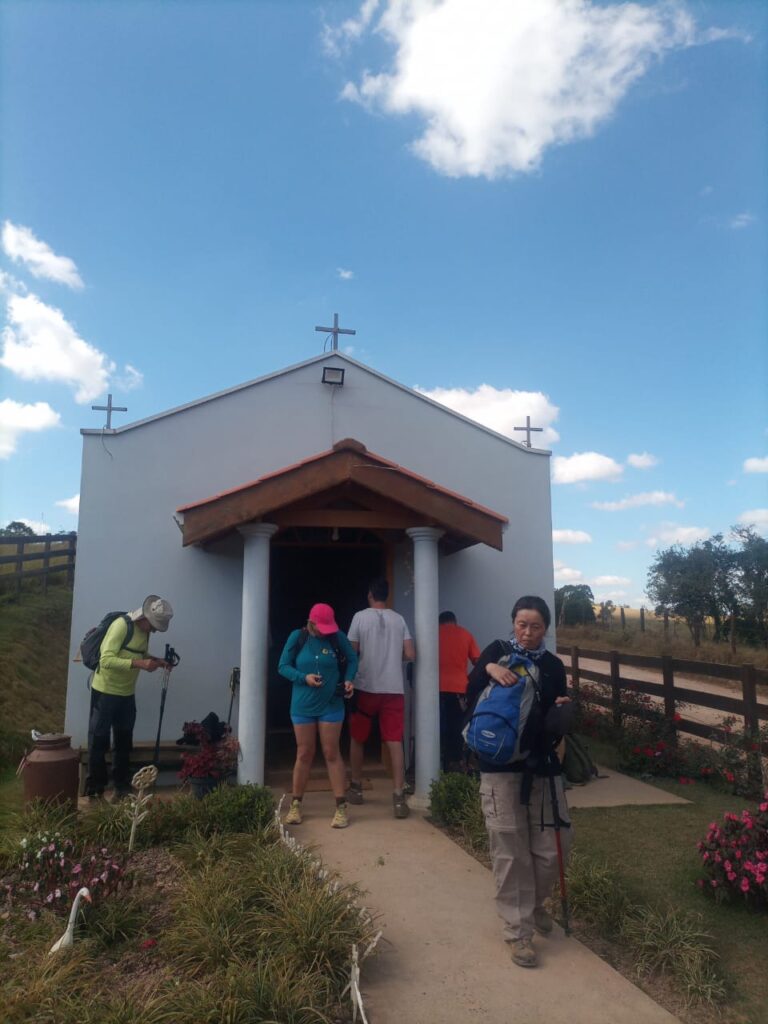 Peregrino do MS que carrega santa de 25 kg nas costas completa 50 dias de caminhada e já está no ‘Caminho da Fé’