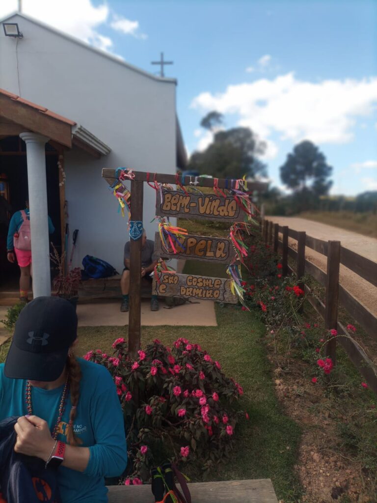 Peregrino do MS que carrega santa de 25 kg nas costas completa 50 dias de caminhada e já está no ‘Caminho da Fé’