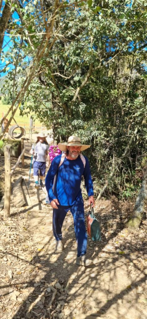 Peregrino do MS que carrega santa de 25 kg nas costas completa 50 dias de caminhada e já está no ‘Caminho da Fé’