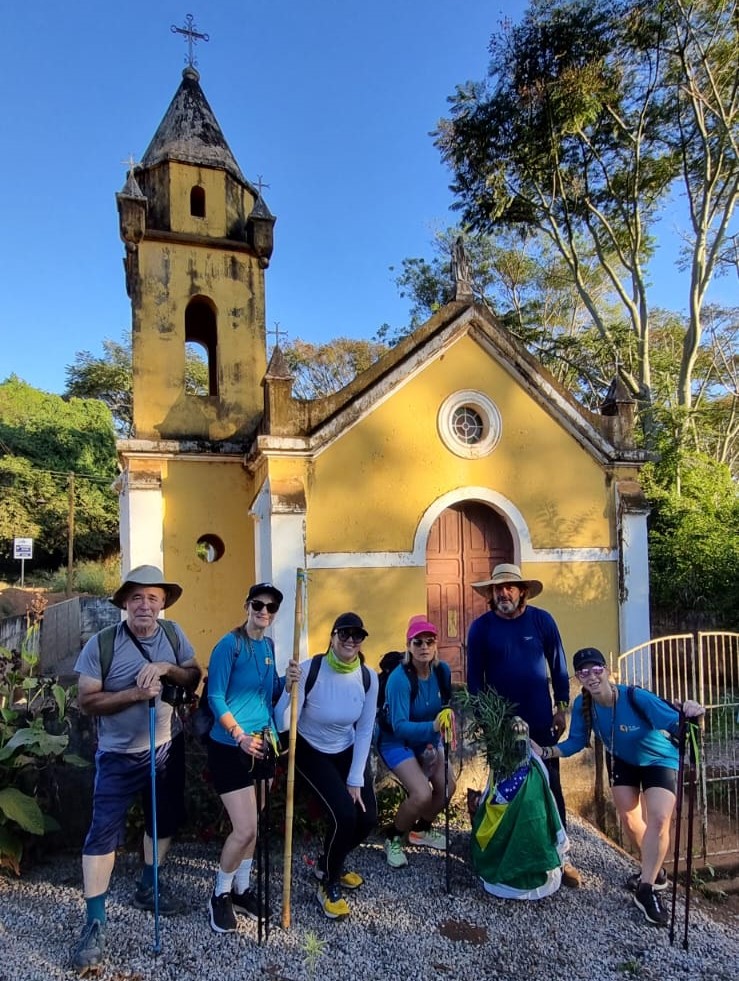 Peregrino do MS que carrega santa de 25 kg nas costas completa 50 dias de caminhada e já está no ‘Caminho da Fé’