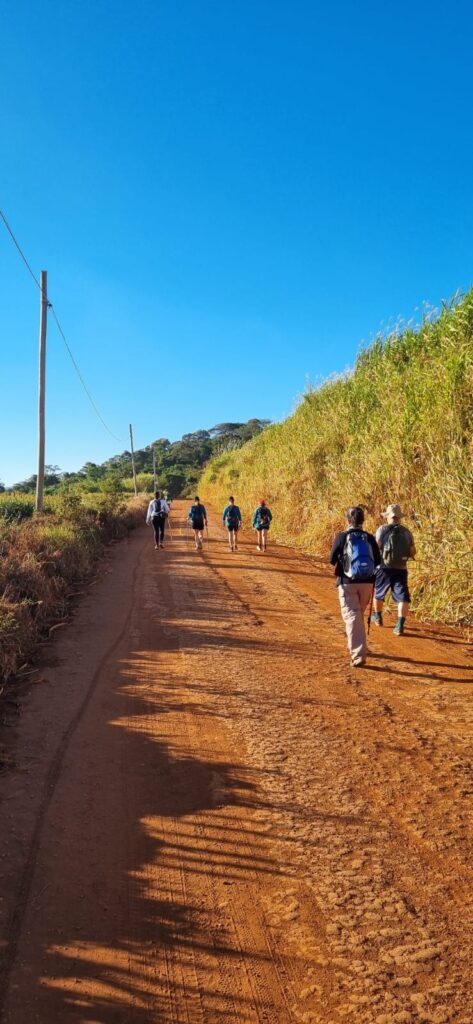 Peregrino do MS que carrega santa de 25 kg nas costas completa 50 dias de caminhada e já está no ‘Caminho da Fé’