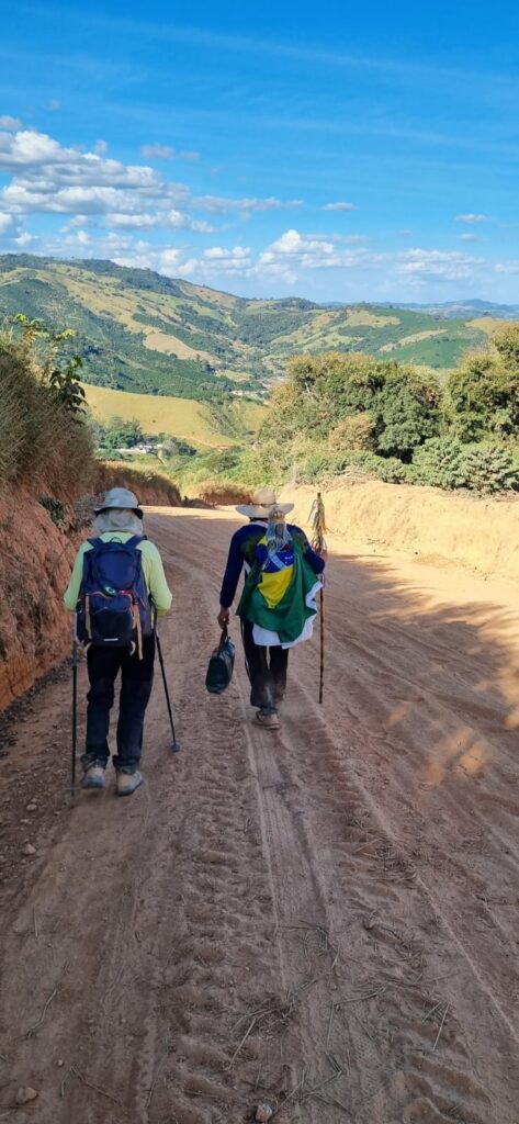 Peregrino do MS que carrega santa de 25 kg nas costas completa 50 dias de caminhada e já está no ‘Caminho da Fé’