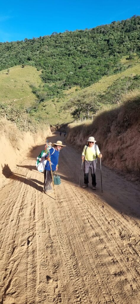 Peregrino do MS que carrega santa de 25 kg nas costas completa 50 dias de caminhada e já está no ‘Caminho da Fé’