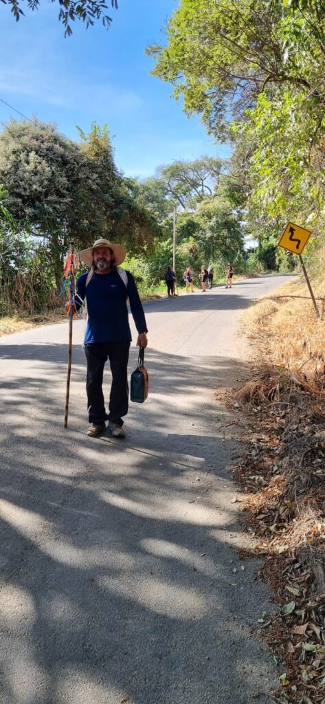 Peregrino do MS que carrega santa de 25 kg nas costas completa 50 dias de caminhada e já está no ‘Caminho da Fé’