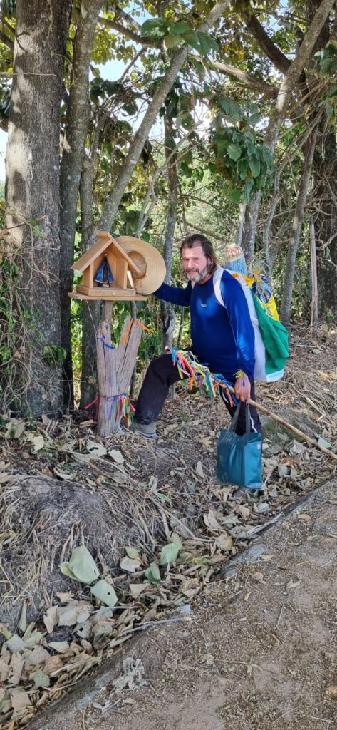 Peregrino do MS que carrega santa de 25 kg nas costas completa 50 dias de caminhada e já está no ‘Caminho da Fé’