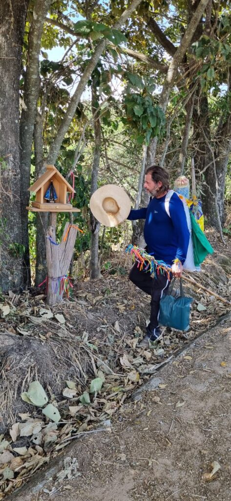 Peregrino do MS que carrega santa de 25 kg nas costas completa 50 dias de caminhada e já está no ‘Caminho da Fé’