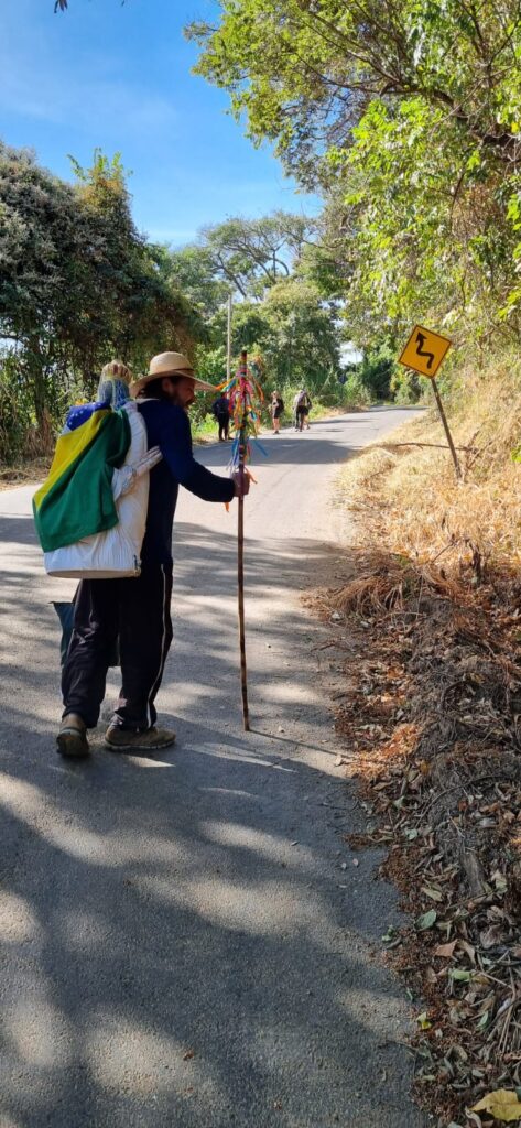 Peregrino do MS que carrega santa de 25 kg nas costas completa 50 dias de caminhada e já está no ‘Caminho da Fé’