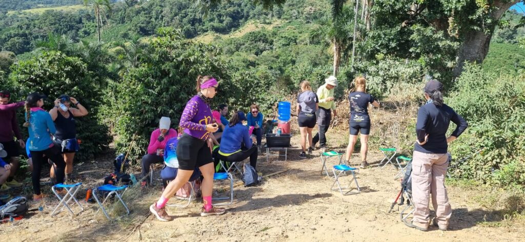 Peregrino do MS que carrega santa de 25 kg nas costas completa 50 dias de caminhada e já está no ‘Caminho da Fé’