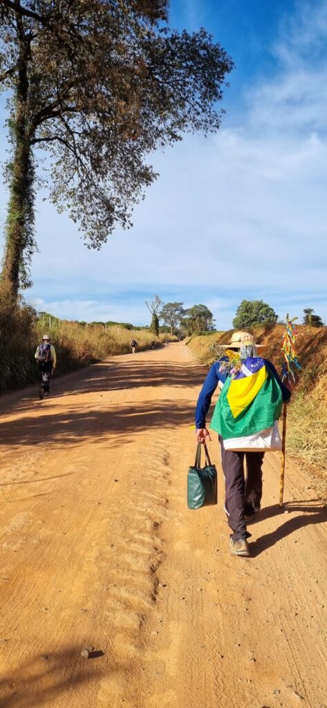 Peregrino do MS que carrega santa de 25 kg nas costas completa 50 dias de caminhada e já está no ‘Caminho da Fé’