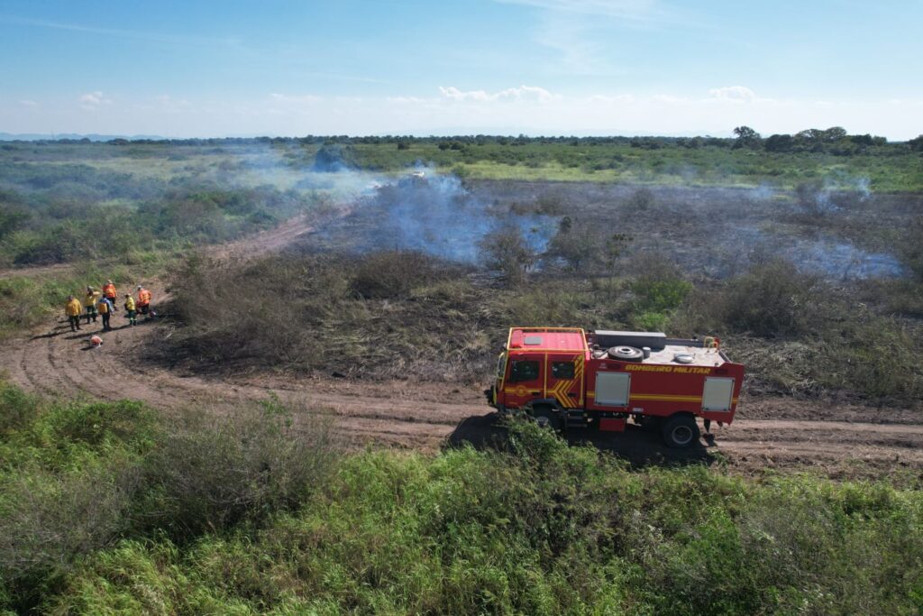 Bombeiros de MS atuam no combate a dois incêndios florestais, no Pantanal e em Naviraí