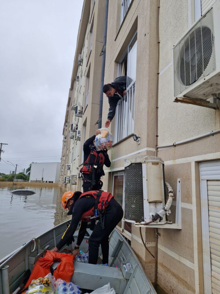 Com atuação de equipes dos Bombeiros, PM e Defesa Civil, MS continua a apoiar o Rio Grande do Sul Com atuação de equipes dos Bombeiros, PM e Defesa Civil, MS continua a apoiar o Rio Grande do Sul