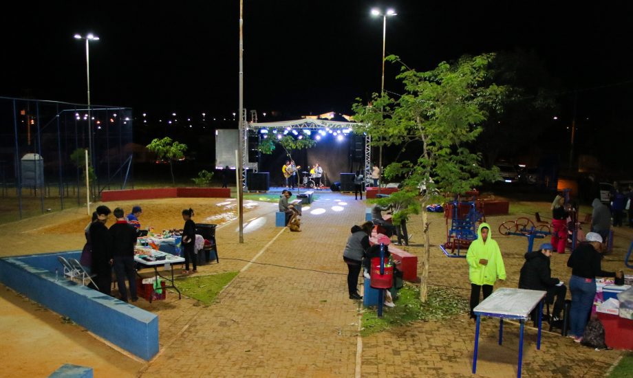 VIDA NA PRAÇA – Projeto esquentou o sábado na praça do Bairro JK VIDA NA PRAÇA – Projeto esquentou o sábado na praça do Bairro JK