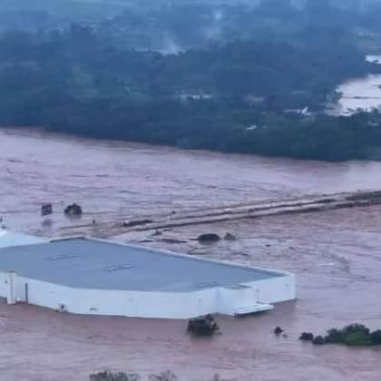 Chuvas no RS: rio transborda e água cobre completamente loja da Havan em Lajeado