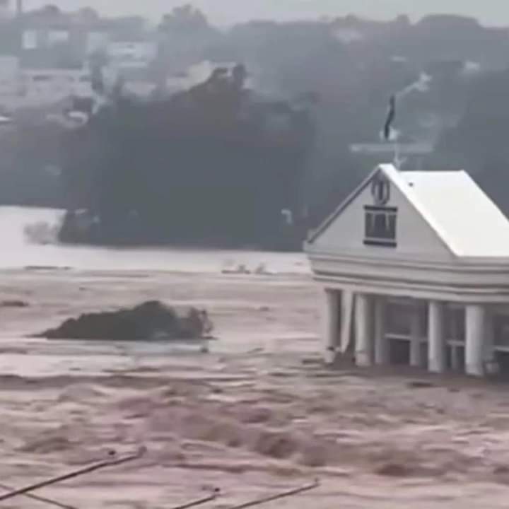 Chuvas no RS: rio transborda e água cobre completamente loja da Havan em Lajeado