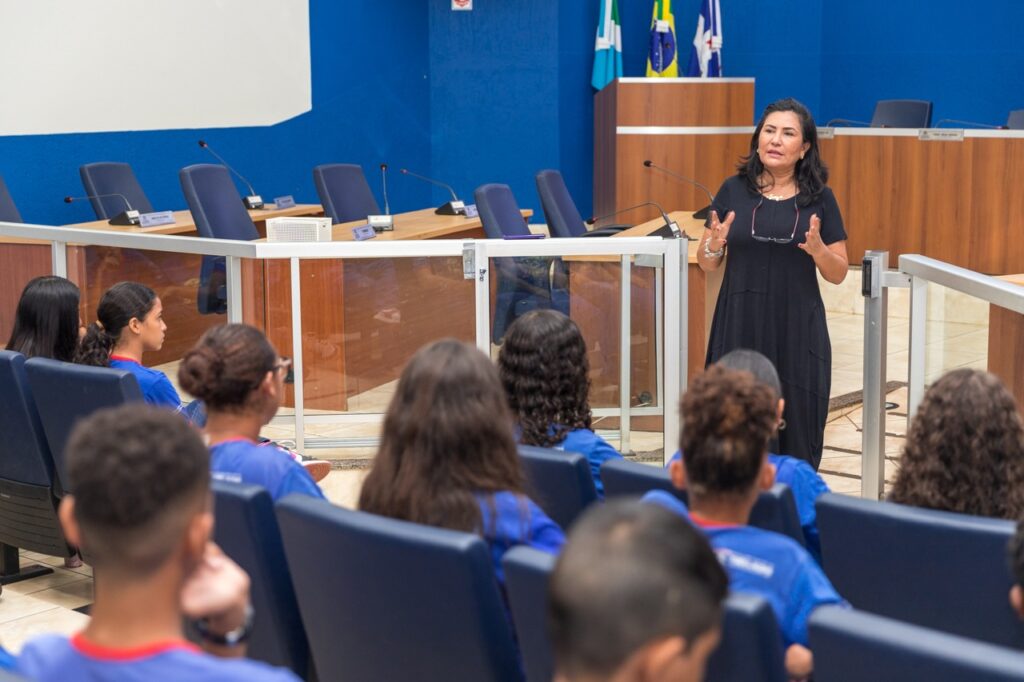 Alunos de Banda participam de palestra e tour pela Câmara