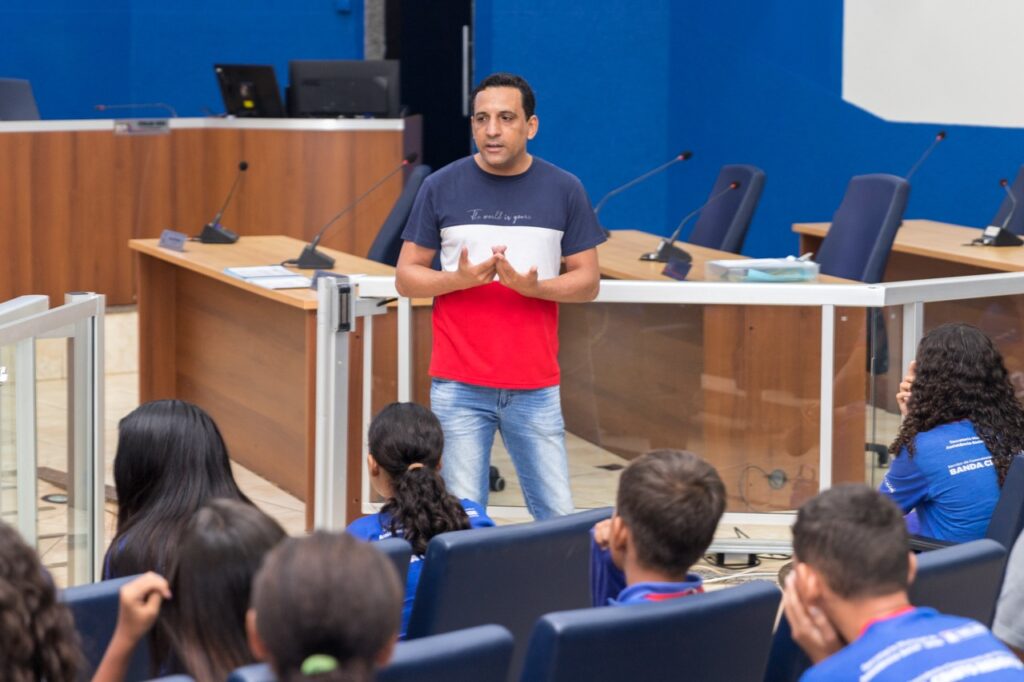 Alunos de Banda participam de palestra e tour pela Câmara