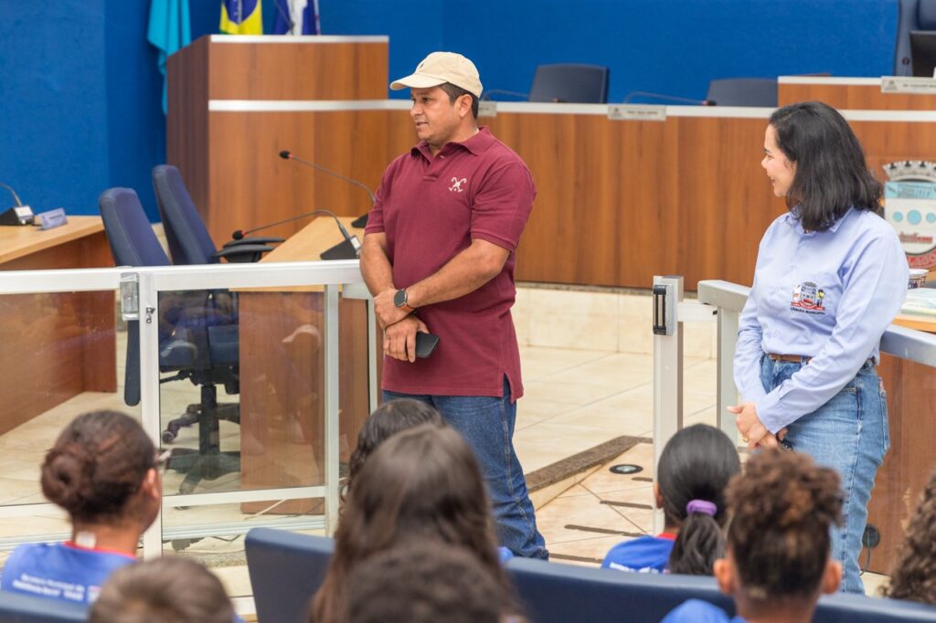 Alunos de Banda participam de palestra e tour pela Câmara