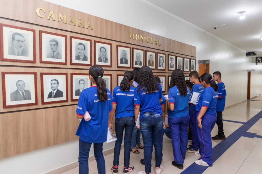 Alunos de Banda participam de palestra e tour pela Câmara