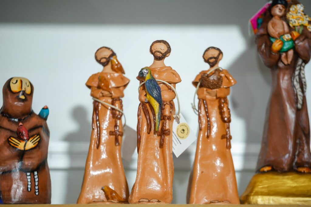 Artesãos de MS vendem mais de R$ 120 mil em peças no 17º Salão do Artesanato, em Brasília Artesãos de MS vendem mais de R$ 120 mil em peças no 17º Salão do Artesanato, em Brasília