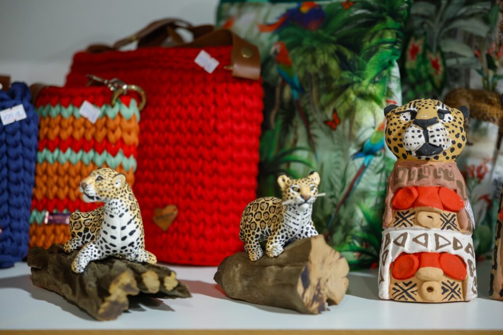 Artesãos de MS vendem mais de R$ 120 mil em peças no 17º Salão do Artesanato, em Brasília Artesãos de MS vendem mais de R$ 120 mil em peças no 17º Salão do Artesanato, em Brasília