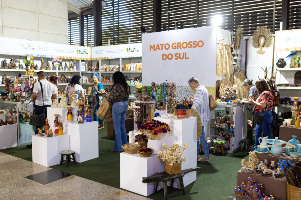 Artesãos de MS vendem mais de R$ 120 mil em peças no 17º Salão do Artesanato, em Brasília Artesãos de MS vendem mais de R$ 120 mil em peças no 17º Salão do Artesanato, em Brasília